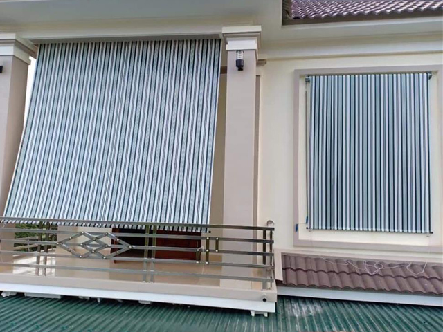 Bạt tự cuốn Hòa Phát che nắng mưa cửa sổ giá bao nhiêu? 