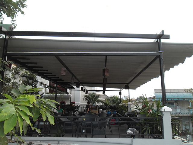 bạt mái xếp che nắng mưa quán cafe tại Vũng Tàu