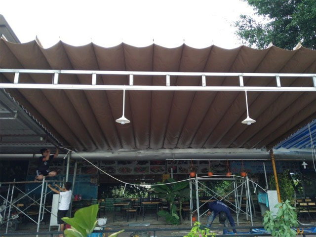 Thi công lắp đặt bạt mái xếp che nắng mưa quán cafe tại huyện bắc tân uyên