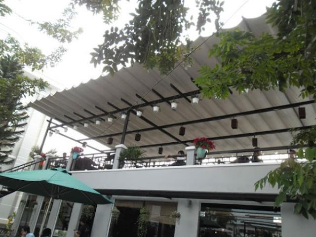 mái xếp lượn sóng che nắng mưa cho sân thượng quán cafe
