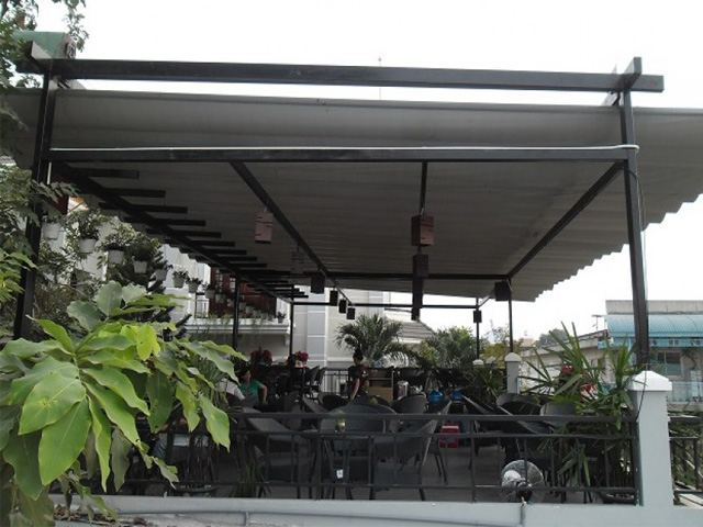 Lăp đặt bạt mái xếp che nắng mưa cho quán cafe tại Dĩ An